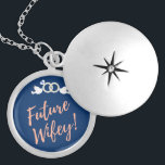 Toekomstige Wifey Tortelduifjes in Deep Blue Locket Ketting<br><div class="desc">Toekomstig ontwerp voor Wifey Tortelduifjes dat perfect is voor pas aangeworven paren</div>