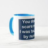 Toelichting door nonnen op de donkerblauwe Mok (Voorkant links)