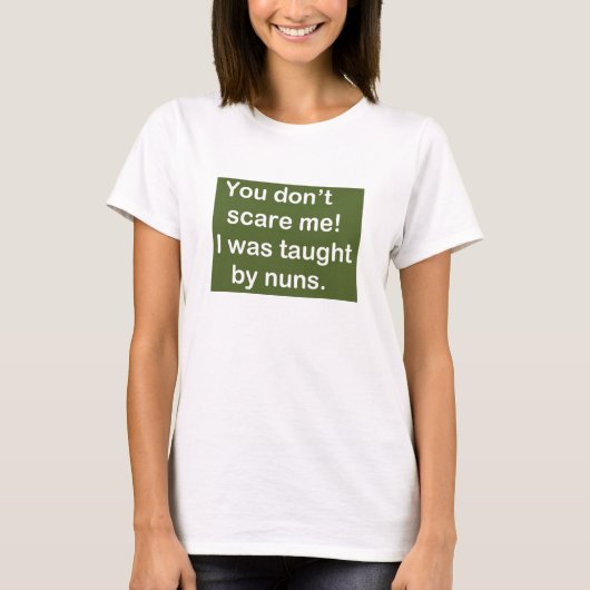 Toelichting door Nuns in Dark Green T-shirt (Voorkant)