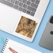 Toen ging de Tabby ver, en verder dan ver Sticker (Laptop met iPhone)