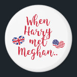 Toen Harry Meghan ontmoette | Fun Royal Wedding Magneet<br><div class="desc">NewParkLane - Royal Wedding Magnet,  met leuk citaat 'When Harry met Meghan',  in rood schrift typografie,  en de vlaggen van het Verenigd Koninkrijk en de Verenigde Staten in hartvorm. Bekijk dit collectie voor overeenkomende objecten. Heeft u specifieke persoonlijke designwensen? Neem gerust contact met mij op!</div>