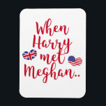Toen Harry Meghan ontmoette | Fun Royal Wedding Magneet<br><div class="desc">NewParkLane - Royal Wedding Magnet,  met leuk citaat 'When Harry met Meghan',  in rood schrift typografie,  en de vlaggen van het Verenigd Koninkrijk en de Verenigde Staten in hartvorm. Bekijk dit collectie voor overeenkomende objecten. Heeft u specifieke persoonlijke designwensen? Neem gerust contact met mij op!</div>