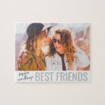 Toepasje Foto Puzzle Best Friends Birthday Gift Legpuzzel<br><div class="desc">De gepersonaliseerde puzzel van het fotokeepomwille van uw beste vriendenverjaardagscadeau kenmerkt uw eigen geuploade foto en 2 bestiennamen in een chic elegant manuscript handgeschreven kalligrafiedoopvont.</div>