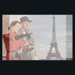toeristen die in de Eiffeltoren in Parijs reizen Briefpapier<br><div class="desc">Vintage illustratie reis- en transportafbeelding met een vakantie van newlyweds sightsee in Parijs, Frankrijk, met op de achtergrond de Eiffeltoren. Een ontwerp van liefde en romance met een man en een vrouw op een romantische vakantie, een stel in de stad van lichten op hun huwelijksreis. Ze houdt een kaart van...</div>