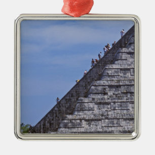 Toeristen die trappen beklimmen op ruïnes van El Metalen Ornament
