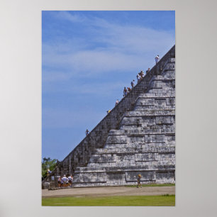 Toeristen die trappen beklimmen op ruïnes van El Poster