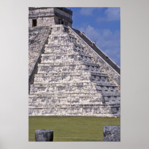 Toeristen die trappen beklimmen van El Castillo, s Poster