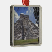 Toeristen lopen langs een onherstelbare kant van E Metalen Ornament (Rechts)