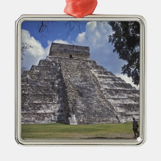 Toeristen lopen langs een onherstelbare kant van E Metalen Ornament (Voorkant)