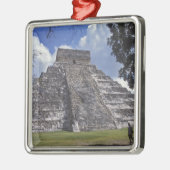 Toeristen lopen langs een onherstelbare kant van E Metalen Ornament (Links)