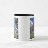 Toeristen lopen langs een onherstelbare kant van E Mok (Midden)