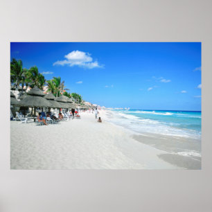 Toeristen lopen op het strand van Cancun Poster