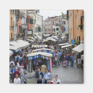 Toeristen op de ambulante markt Venetië, Italië Magneet