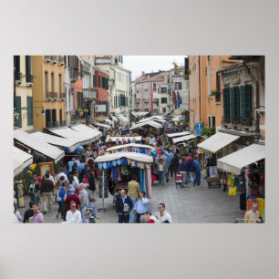 Toeristen op de ambulante markt Venetië, Italië Poster