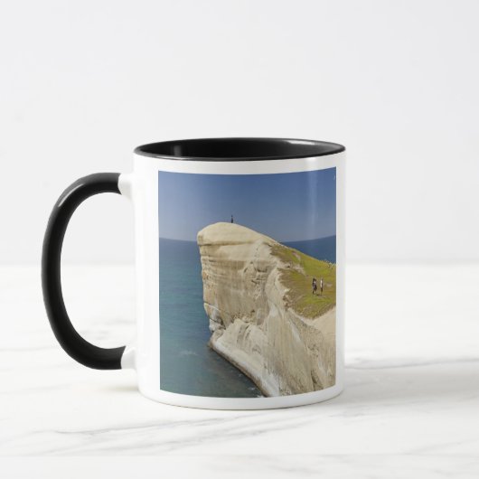 Toeristen op de kliptop bij Tunnelstrand Mok (Links)