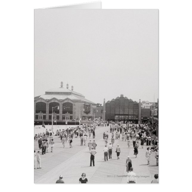 Toeristen op esplanade resort (Voorkant)