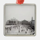 Toeristen op esplanade resort metalen ornament (Voorkant)