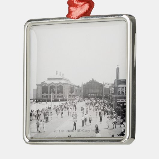 Toeristen op esplanade resort metalen ornament (Links)