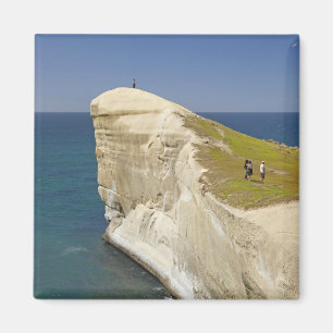 Toeristen op klif top bij Tunnel Beach Magneet