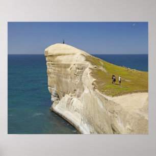 Toeristen op klif top bij Tunnel Beach Poster
