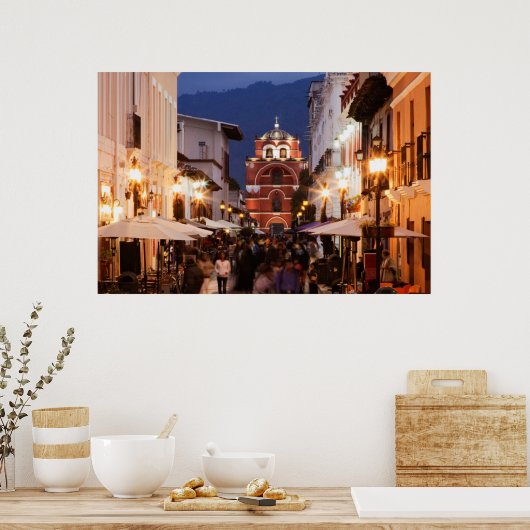 Toeristen op San Cristobal de Las Casas Street Poster (Keuken)