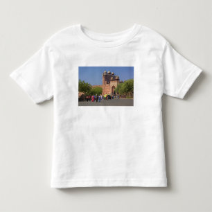 Toeristen voor Fatehpur Sikri, in de Kinder Shirts