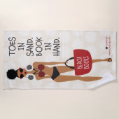 Toes in Sand. Boek in hand. Strandlaken (Voorkant)