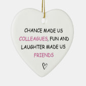 Toeval maakte ons collega's leuk keramisch ornament (Rechts)