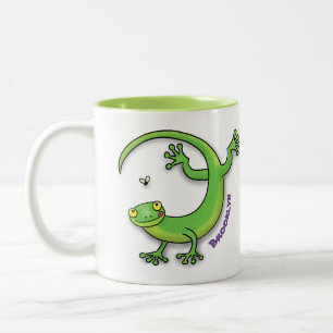 Toevallige groene gekko hagedis met cartoon van in tweekleurige koffiemok