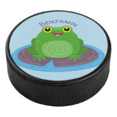 Toevallige groene kikker cartoon illustratie hockey puck (3/4)