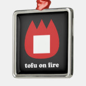 📛 tofu in brand metalen ornament (Links)