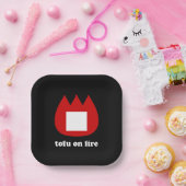 📛 tofu in brand papieren bordje (Feest)