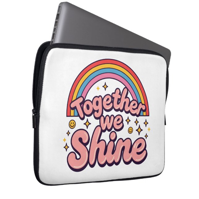Together We Shine – Rainbow Retro Pride Quote Laptop Sleeve (Voorkant Rechts)