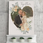 Together Wedding Photo in Geometric Floral Heart Imitatie Canvas Print<br><div class="desc">Het Canvas van de Foto van de douane tonend uw favoriete foto in een geometrisch hart gevormd goud lijst. Het lijst is versierd met waterverf bolletjes crème en abrikozenbloemen. Het wordt geletterd met het woord "samen"in elegant casual, handgeschreven manuscript op een neutrale, amandelwitte achtergrond, die u allen kunt uitgeven als...</div>