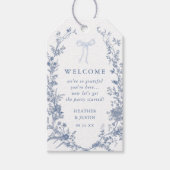 Toile Blauwe Strik Bloemige Bruiloft Welkom  Cadeaulabel (Voorkant)