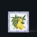 Toile Citroenen Platte Wenskaart Feestdagenkaart<br><div class="desc">Deze prachtige Europese stijl lege wenskaart heeft sappige citroenen omringd door een toile rand! Een bos heldere, rijpe citroenen op een tak omringd door weelderige groene bladeren. Een rand van koninklijk marineblauwe toile filagree omlijst het ontwerp. Een perfecte kaart met een Italiaanse (of) Franse platteland geïnspireerde flair! Een heldere en...</div>