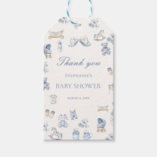 Toile De Jouy Baby Shower Blauwe Strik Jongen Cadeaulabel (Voorkant)