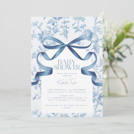 Toile de Jouy Blue Bow Baby shower Uitnodiging (Staand voorkant)