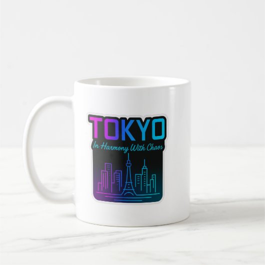 Tokyo In Harmony With Chaos – Neon Skyline Art Koffiemok (Links)