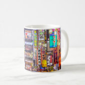 TOKYO, JAPAN - 14 MAART 2014: Signs densely line Koffiemok (Voorkant rechts)