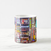 TOKYO, JAPAN - 14 MAART 2014: Signs densely line Koffiemok (Center)