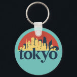 Tokyo Japan City Skyline Retro Cityscape Art Sleutelhanger<br><div class="desc">en retro-stadsplan met prachtige skyline, toeristische attractie en cityscape art. Koelwolkenkrabber en bouwartikelen voor silhouette-illustratie voor toeristen en reizigers. Perfect als souvenir om terug naar huis te brengen wanneer je over de wereld reist. Bespaar de herinnering aan uw reis en vakantie met familie en vrienden. De achtergrondkleur kan aan uw...</div>