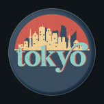 Tokyo Japan City Skyline Retro Travel Art Magneet<br><div class="desc">en retro-stadsplan met prachtige skyline, toeristische attractie en cityscape art. Koelwolkenkrabber en bouwartikelen voor silhouette-illustratie voor toeristen en reizigers. Perfect als souvenir om terug naar huis te brengen wanneer je over de hele wereld reist. Bespaar de herinnering aan uw reis en vakantie met familie en vrienden. De achtergrondkleur kan aan...</div>