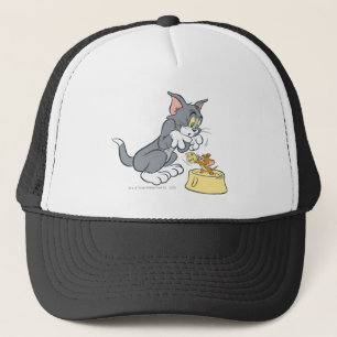 Tom en Jerry voeren de kat Trucker Pet