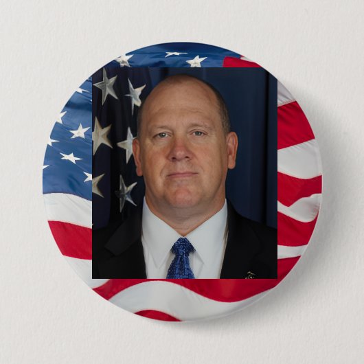 Tom Homan Button with flag waving behind (Voorkant)