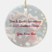 🎄Tom & Luna’s Adventures – 2025 Christmas Edition Keramisch Ornament (Achterkant)