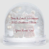 Tom & Luna’s Adventures – 2025 Christmas Snowglobe Sneeuwbol (Achterkant)