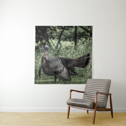 Tom Turkey Sage Green B&W Wandkleed (In situ)