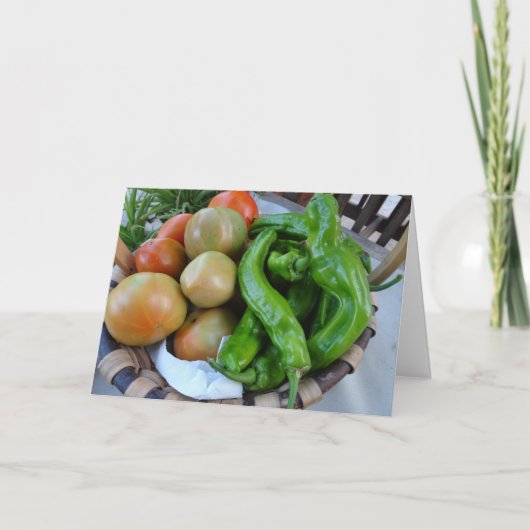 Tomaten en groene paprika's met een mandje kaart (Voorkant)