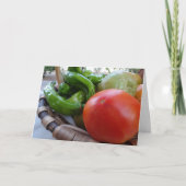 Tomaten en groene paprika's met een mandje kaart (Voorkant)